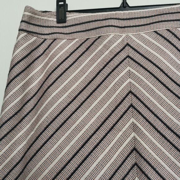 🌻2/$25🌻Ann Taylor's Loft Multi Colour  Chevron Tweed Mini Skirt - Picture 3 of 7